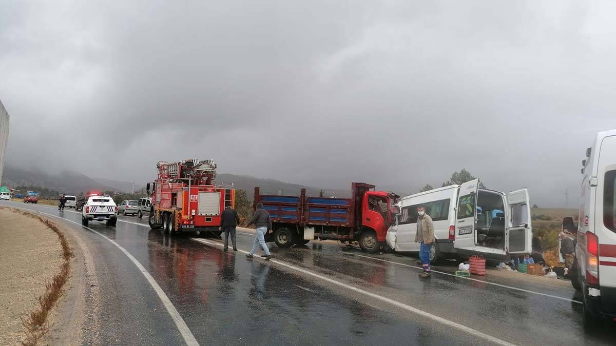 Servis minibüsü ile kamyonet çarpıştı: 2 kişi öldü