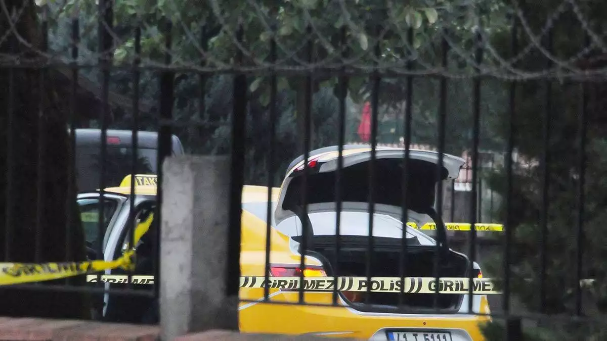 Taksi, yeniden saraylı mahallesi’nde geldiğinde ali akbaba tabancasını çıkararak seyhan gözer’in başına ateş etti