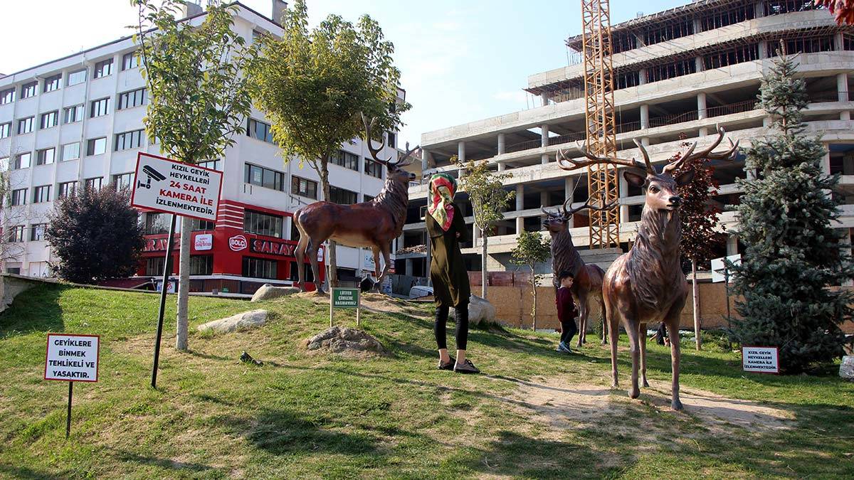 Sürekli kırılan geyik heykellerine kameralı önlem