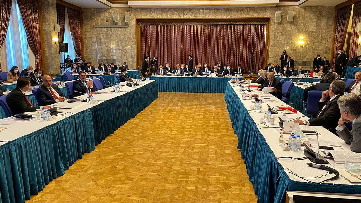 Şentop, Parlamenter Sistem’de geçirilen 24'üncü dönemde soru önergelerinin toplam cevaplandırılma oranının yüzde 60,3, 26'ncı dönemde ise yüzde 45,4 olduğunu kaydetti. 