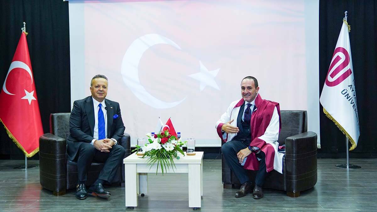 "Ulu önder Atatürk ve çalışma arkadaşlarının aziz hatırları önünde hem saygıyla hem minnetle eğiliyorum ve yaşasın Cumhuriyet diyorum "