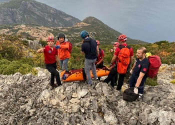 Tekli uçuş yapan Rus pilot kayalıklara düştü