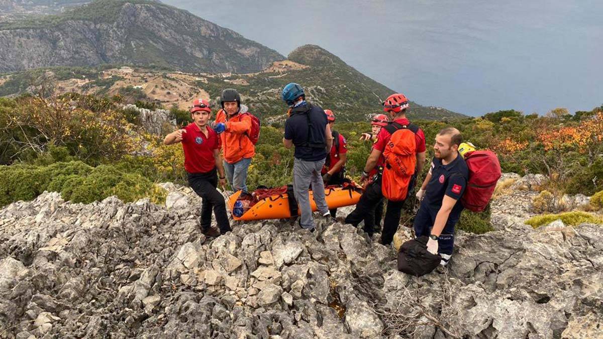 Tekli uçuş yapan Rus pilot kayalıklara düştü