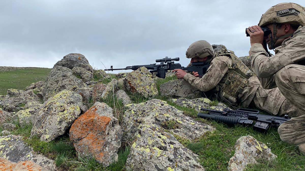 Teröristlerin malzeme dolu sığınağı imha edildi