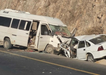 Ters yönde giden minibüs otomobille çarpıştı: 1 ölü