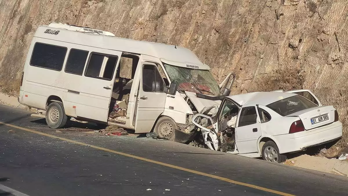 Ters yönde giden minibüs otomobille çarpıştı: 1 ölü