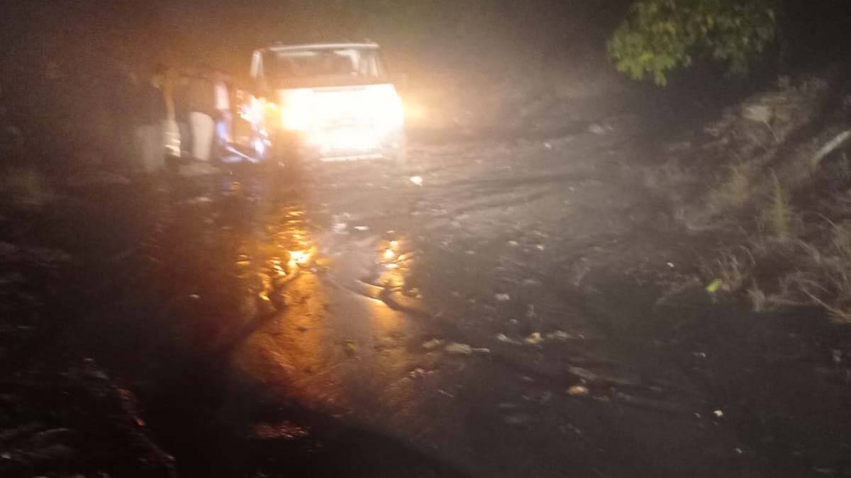 Tire-İncirliova Karayolu'nda heyelan: Ulaşıma kapandı