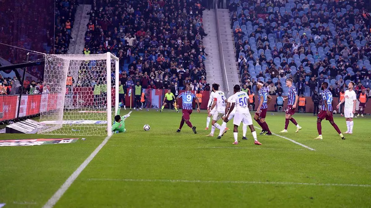 Trabzonspor da penaltıdan gol bulunca ikinci yarı farklı oldu.