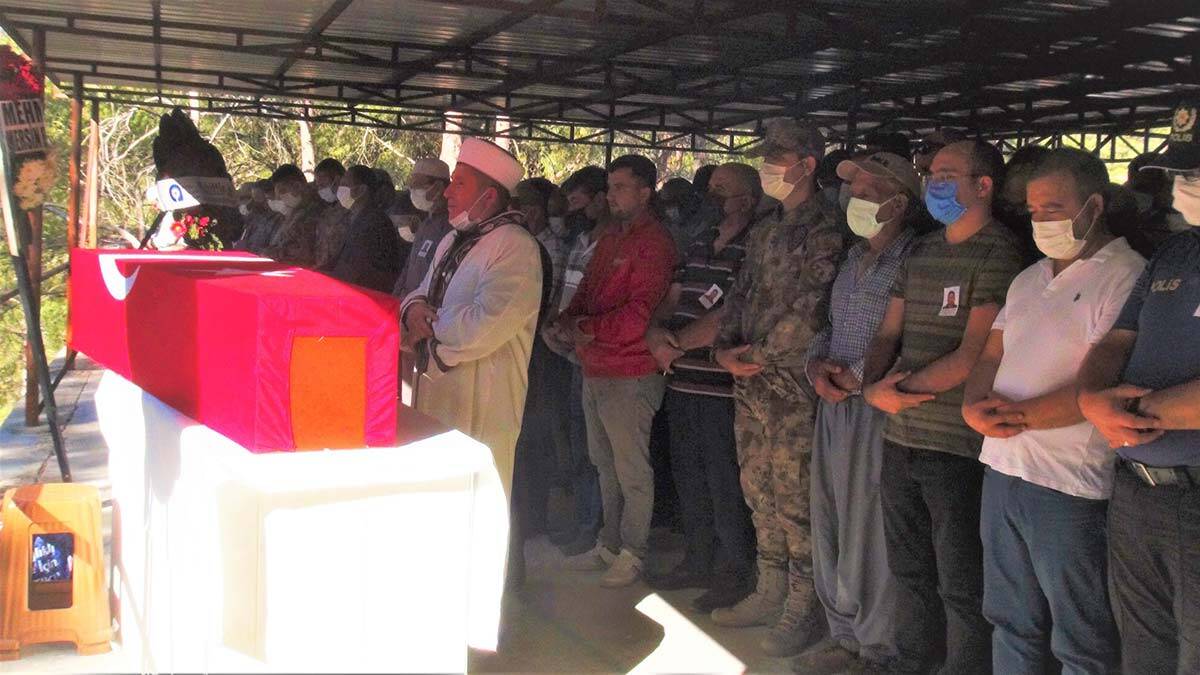 Trafik kazasında ölen polis toprağa verildi