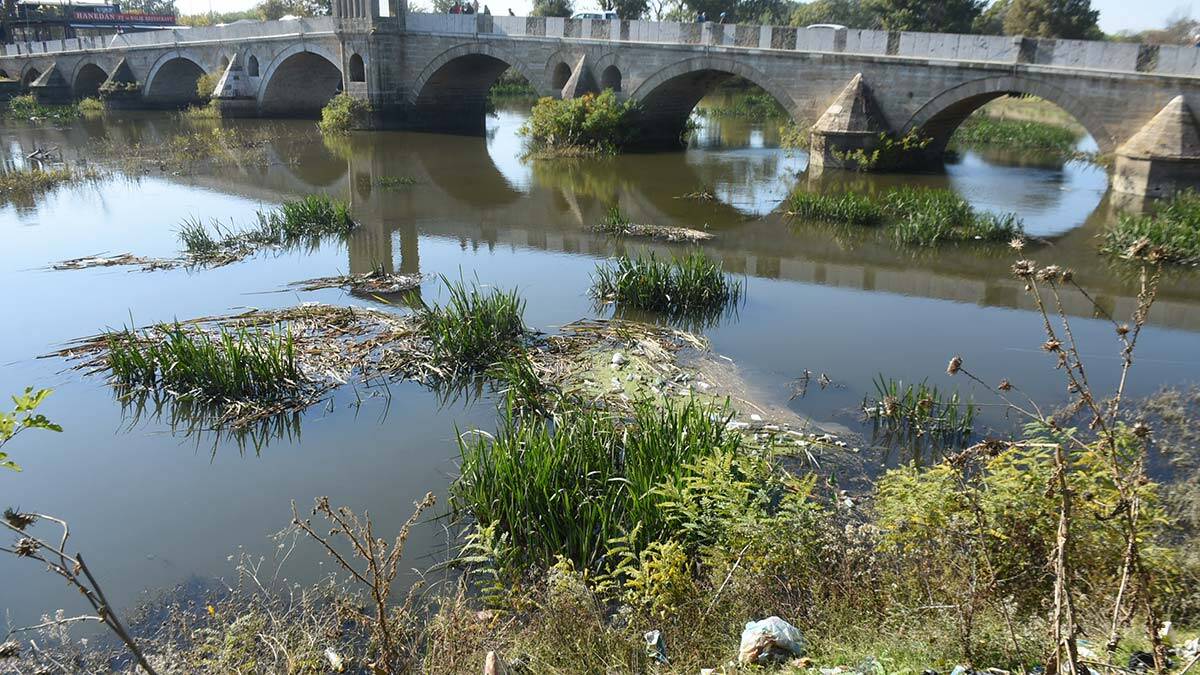 Tunca Nehri'nin yüzeyinde çöp öbekleri oluştu