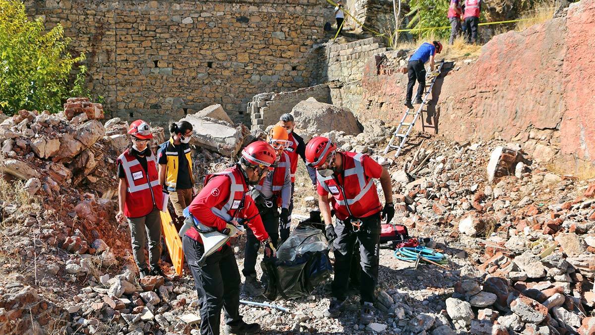 Tunceli'de gerçeği aratmayan göçük tatbikatı