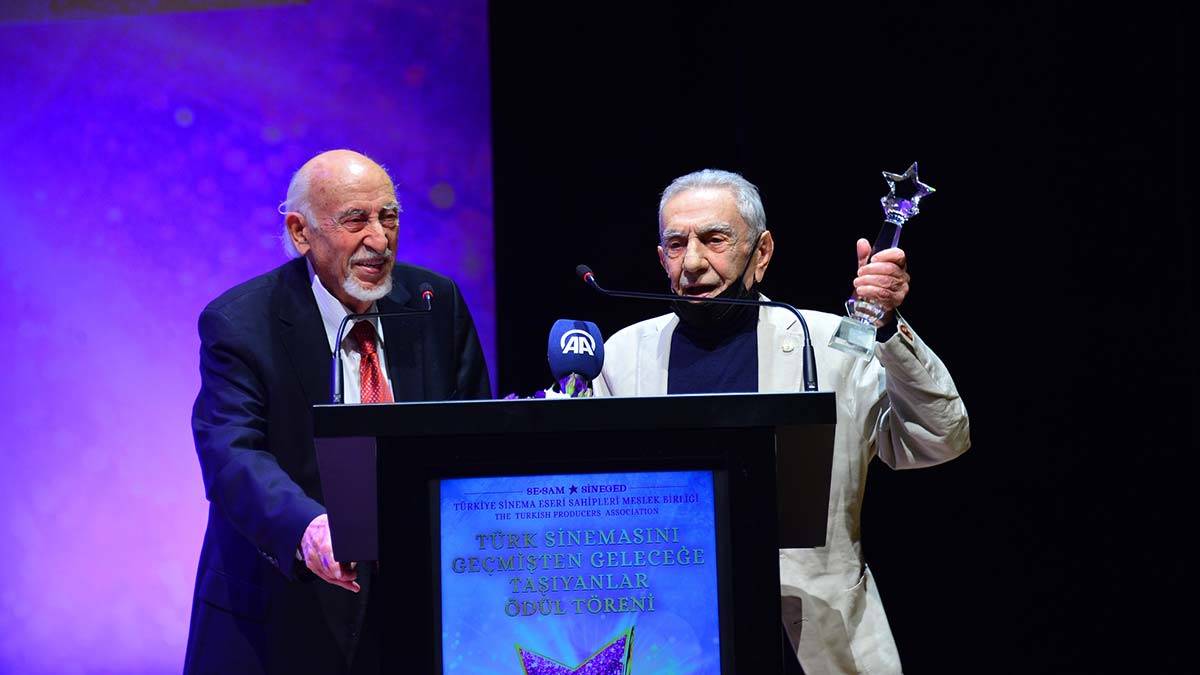 Türk Sinemasını Geçmişten Geleceğe Taşıyanlara ödül
