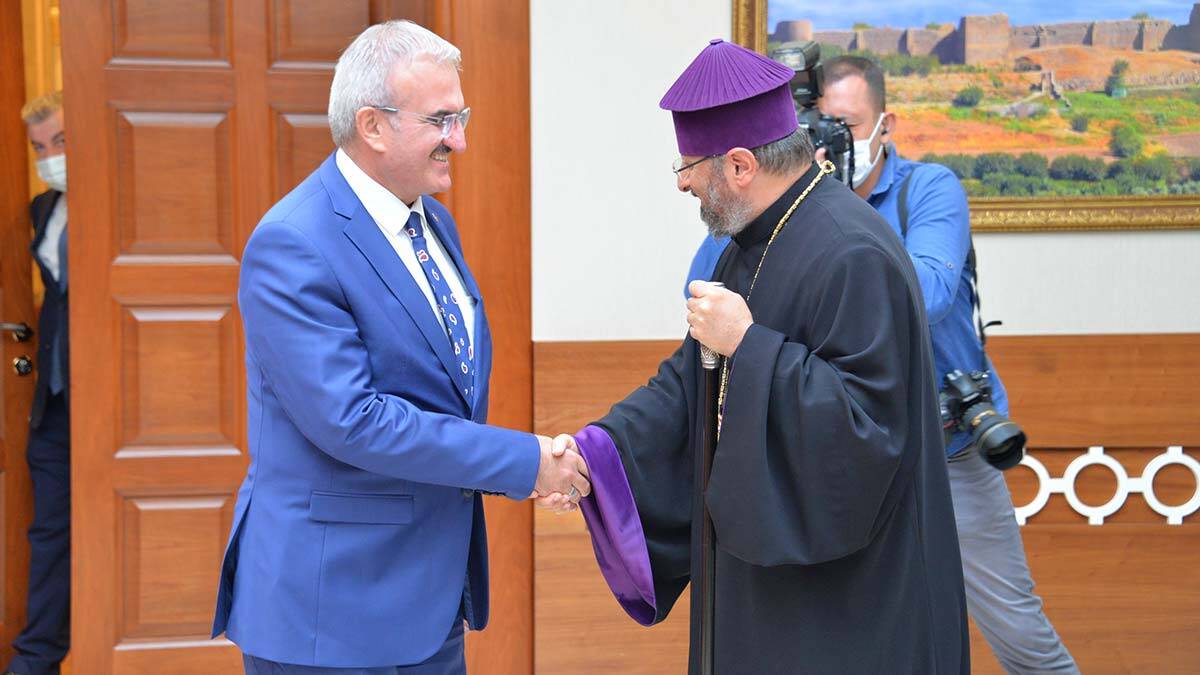 Türkiye Ermenileri 85'inci Patriği Sahak Maşalyan ve beraberindeki heyet, Diyarbakır Valisi Münir Karaloğlu'na nezaket ziyaretinde bulundu