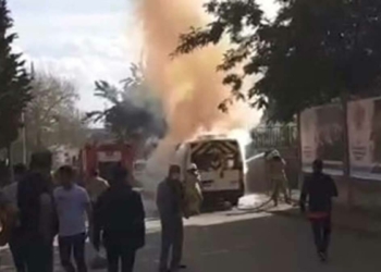 Tuzla'da park halindeki okul servisi alev alev yandı