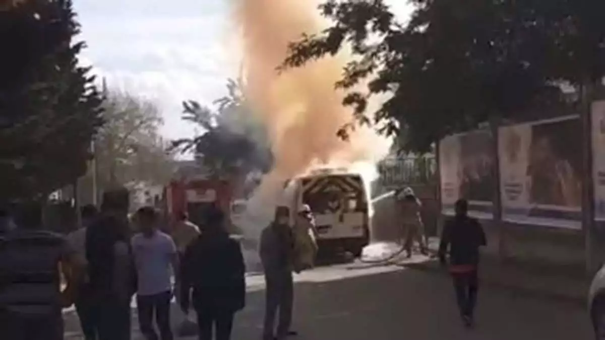 Tuzla'da park halindeki okul servisi alev alev yandı