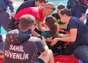 Ukraynalı yamaç paraşütü pilotu denize düştü