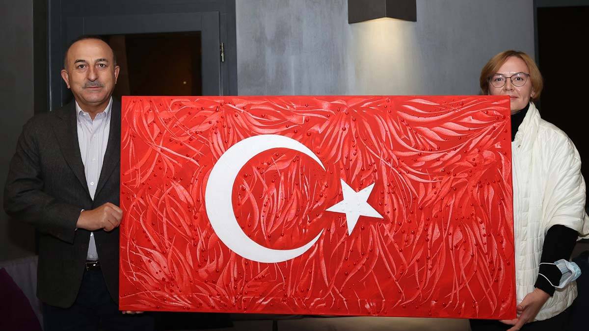 Ukraynalı ressamdan Çavuşoğlu'na resim hediyesi