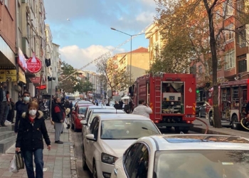 Ümraniye'de üç katlı apartmanın çatısında yangın
