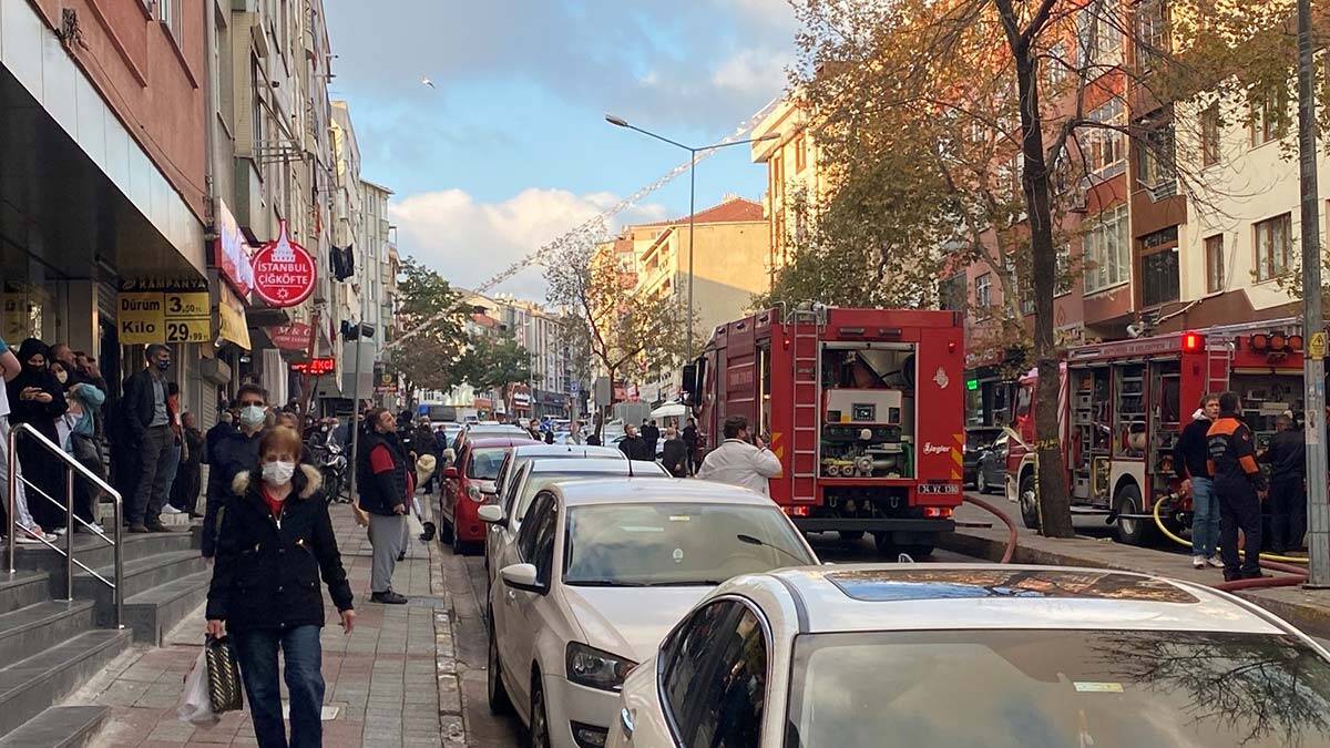 Ümraniye'de üç katlı apartmanın çatısında yangın