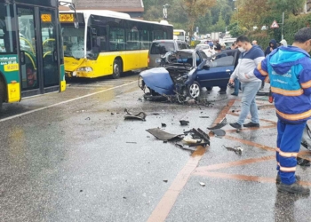 Üsküdar'da İETT otobüsü ile otomobil çarpıştı
