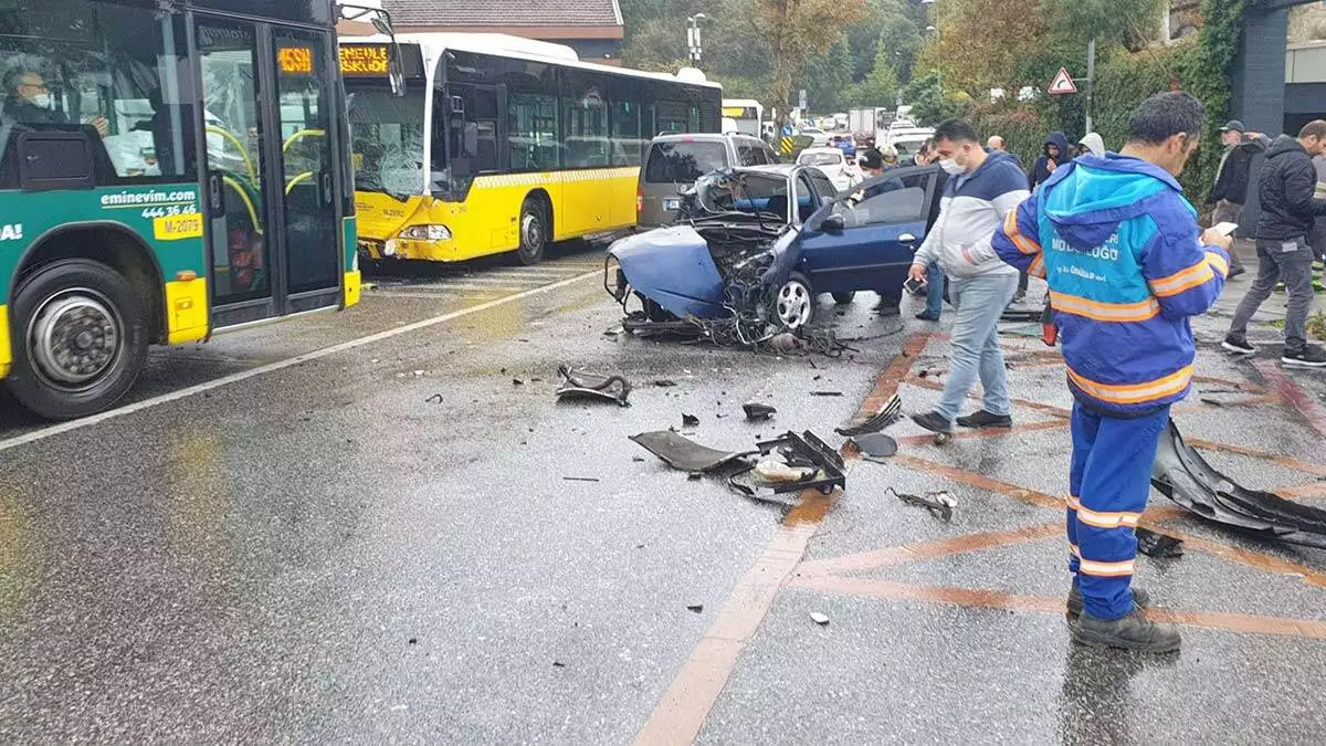Üsküdar'da i̇ett otobüsü ile otomobil çarpıştı