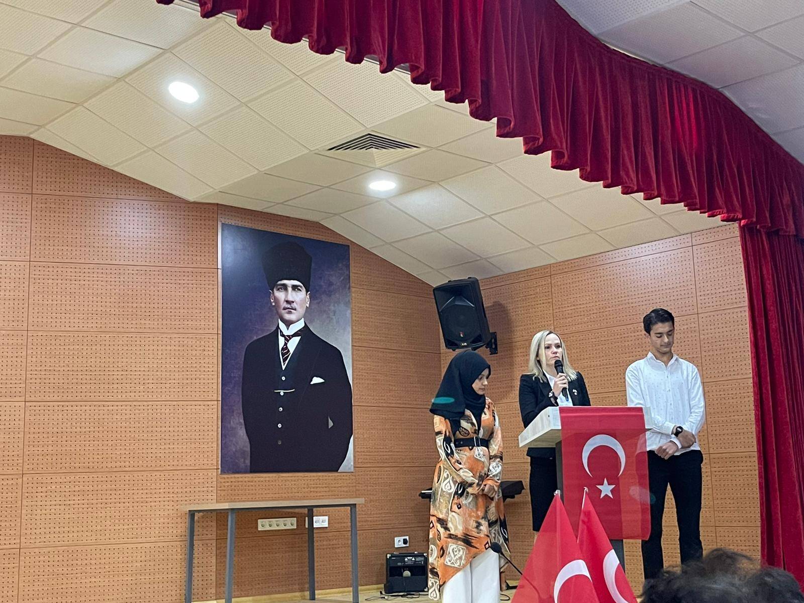 Şehit Zafer Çalışkan Anadolu Lisesi Tarih Öğretmeni Rezzan Keçebaş konuşmasını yaparken.