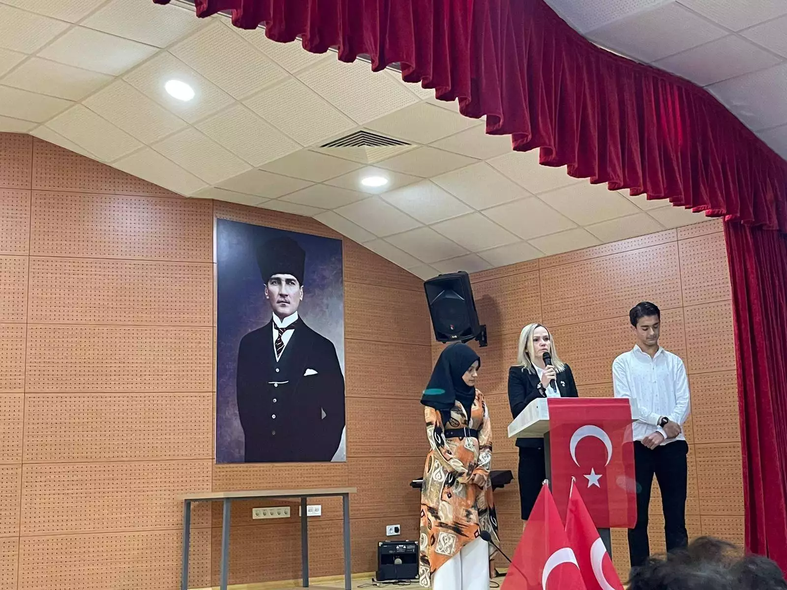 Şehit zafer çalışkan anadolu lisesi tarih öğretmeni rezzan keçebaş konuşmasını yaparken.