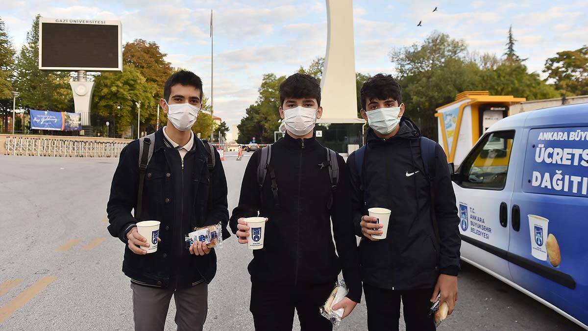 Ankara Büyükşehir Belediyesi, yüz yüze eğitim kararı alınmasının ardından üniversite kampüslerinde yeniden sıcak çorba servisi yapmaya başladı.