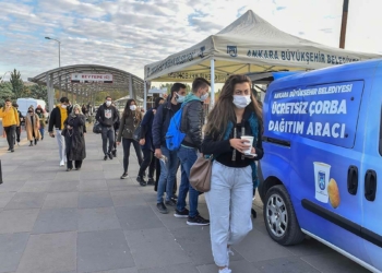 Ankara Büyükşehir Belediyesi, yüz yüze eğitim kararı alınmasının ardından üniversite kampüslerinde yeniden sıcak çorba servisi yapmaya başladı.