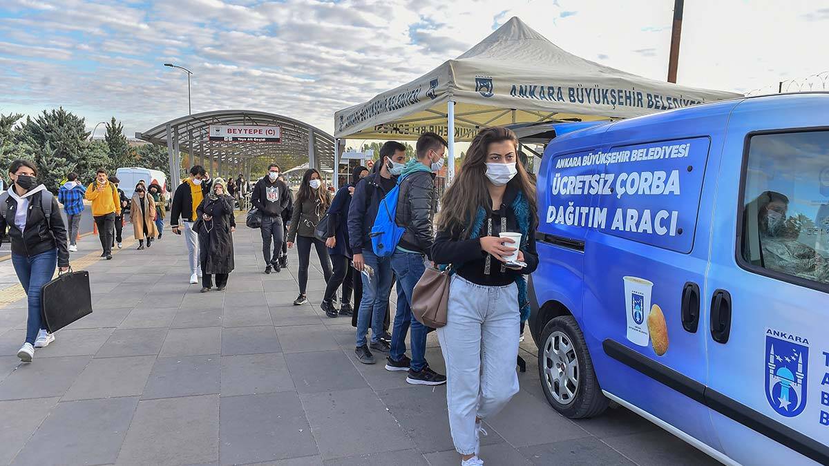 Ankara Büyükşehir Belediyesi, yüz yüze eğitim kararı alınmasının ardından üniversite kampüslerinde yeniden sıcak çorba servisi yapmaya başladı.