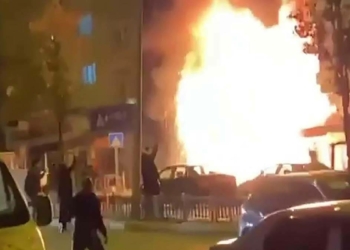 Yangında korku yaşayan kızı itfaiye sakinleştirdi