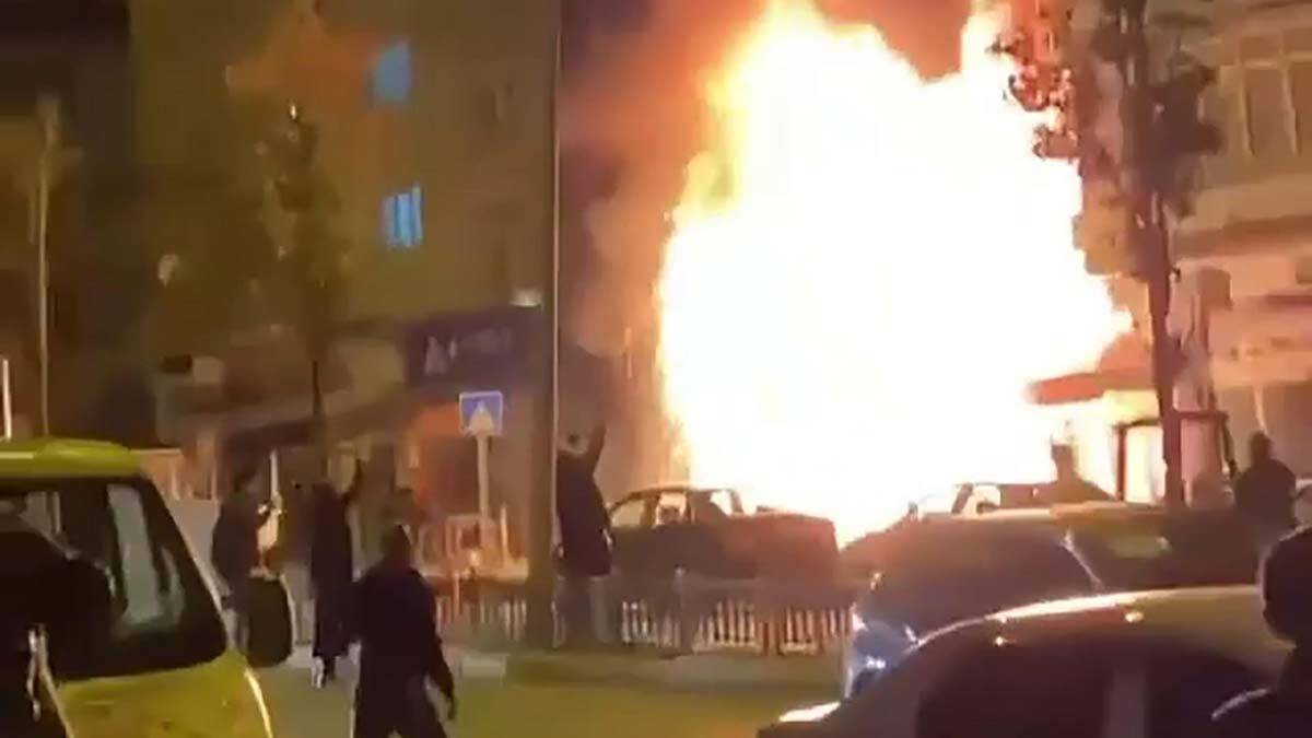 Yangında korku yaşayan kızı itfaiye sakinleştirdi