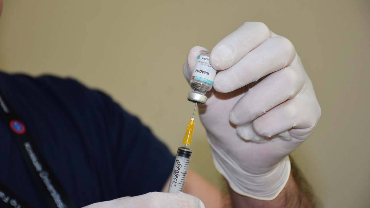 Faz-3 çalışmaları kapsamında Kırıkkale Üniversitesi Tıp Fakültesi Hastanesi'nde hatırlatma dozu olarak gönüllülere uygulanmaya başlandı