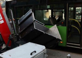 Yük taşınan asansörün sepeti otobüse çarptı: 1 yaralı