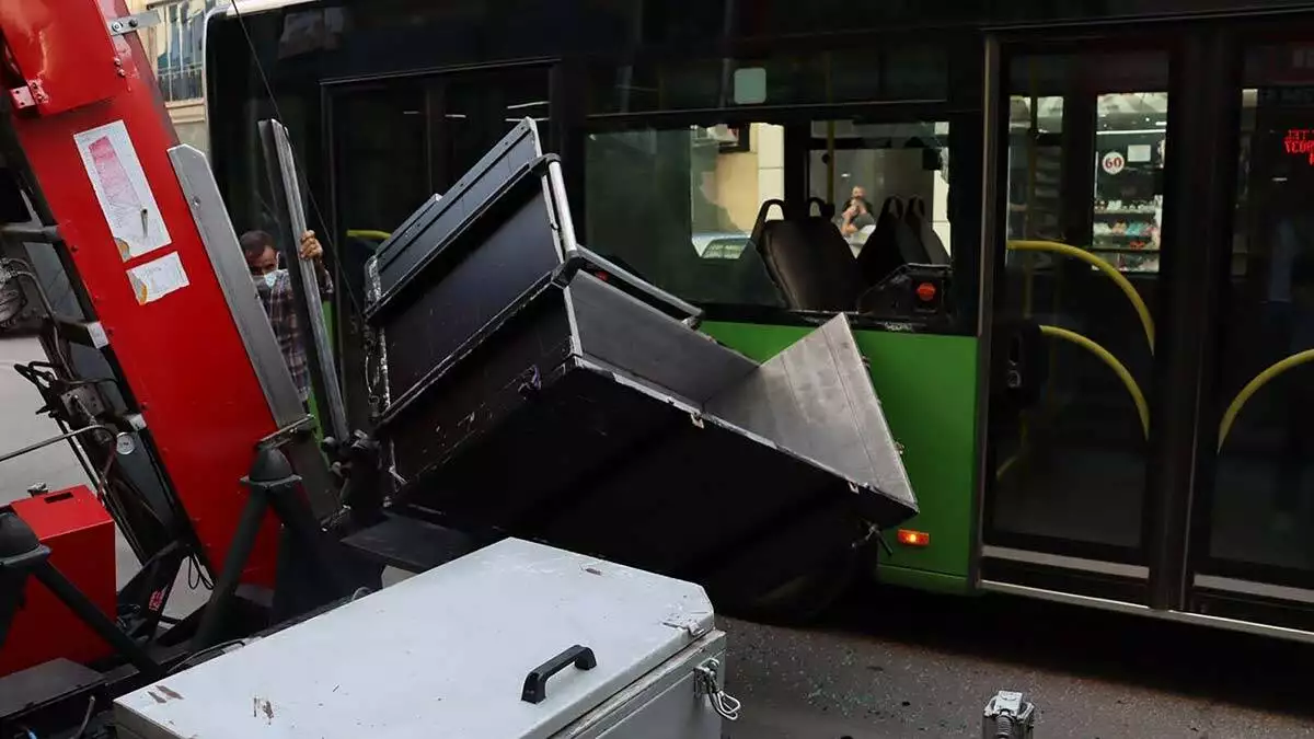 Yük taşınan asansörün sepeti otobüse çarptı: 1 yaralı