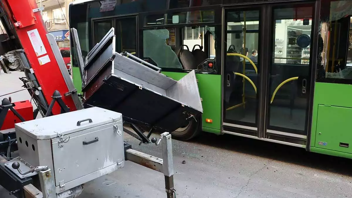 Yuk tasinan asansorun sepeti otobuse carpti 1 yarali 2 - yaşam - haberton