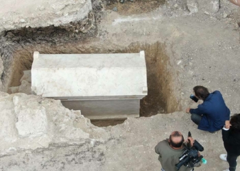 Zeytinburnu'nda sandık tipi mezar ve lahit bulundu