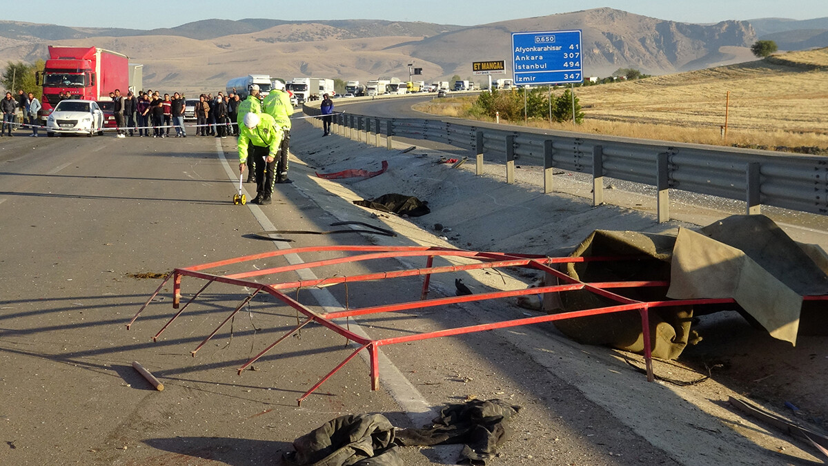 Otomobil ile hayvan yüklü kamyonet çarpıştı