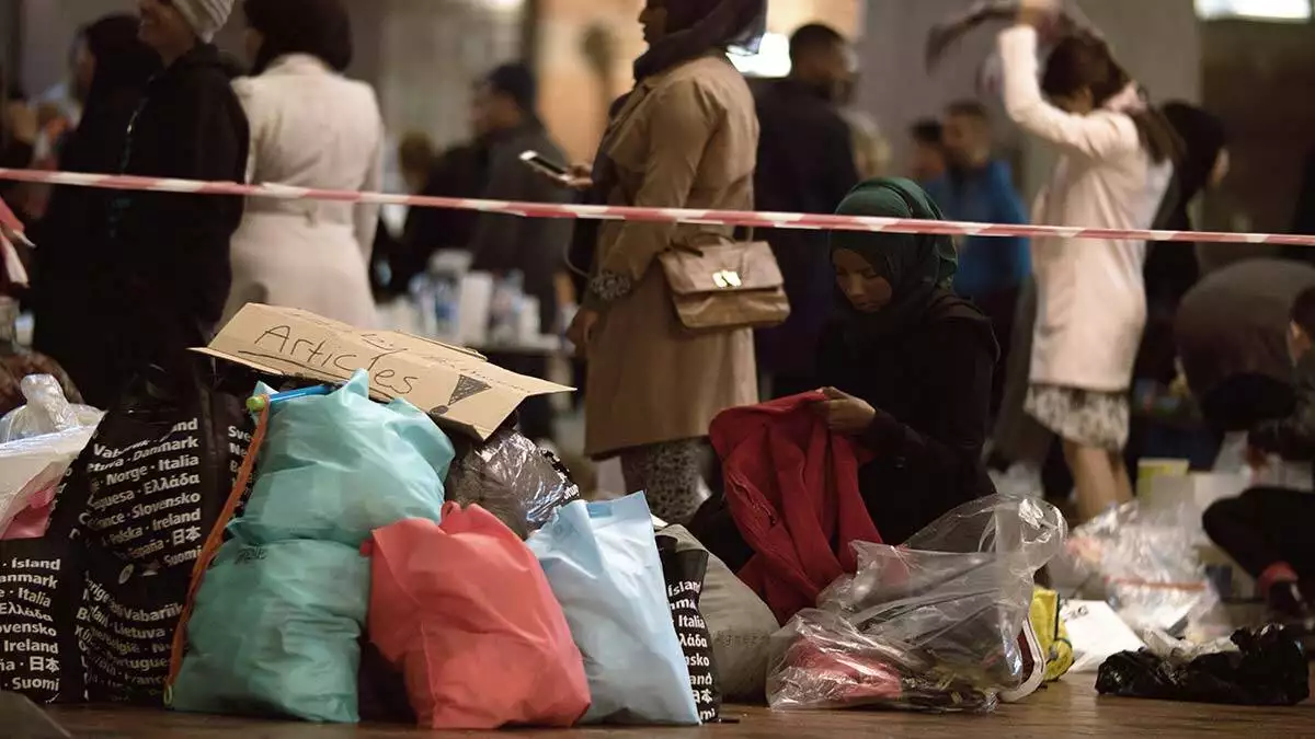 Aid worker distributing clothes charity collecting point copenhagen railroad station - yazarlar - haberton