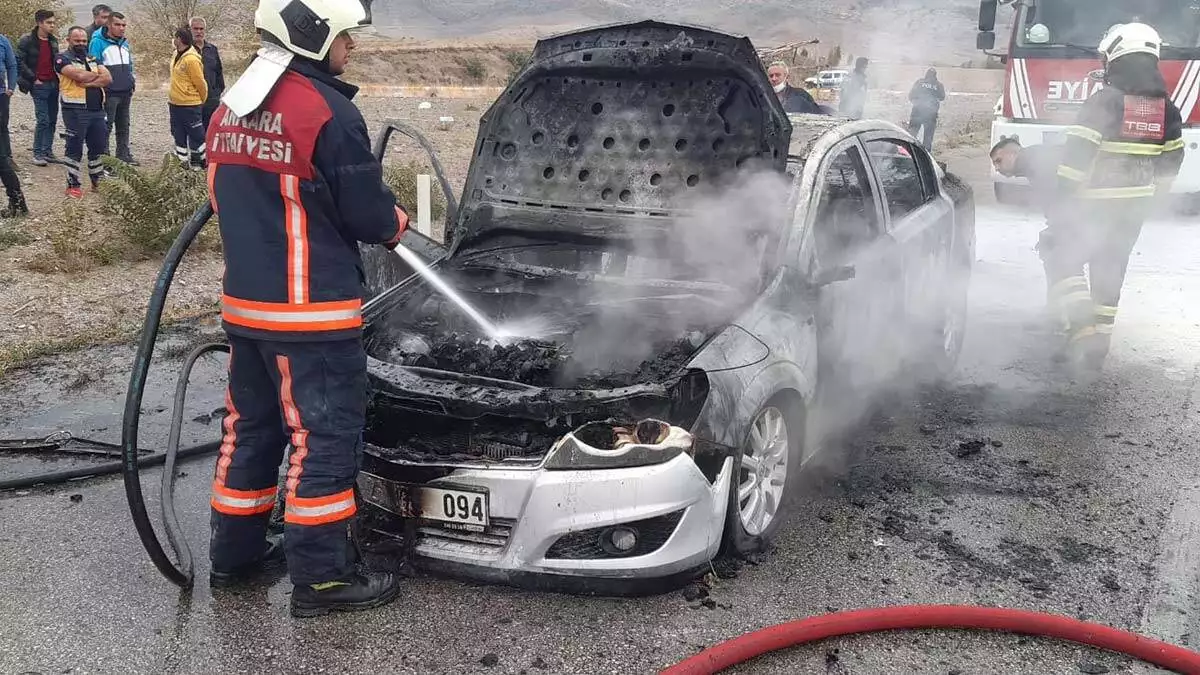 Ankara'da hareket halindeki otomobil yandı