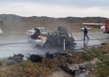 Ankara'da hareket halindeki otomobil yandı