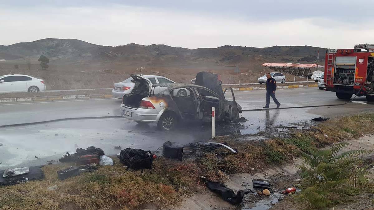 Ankara'da hareket halindeki otomobil yandı