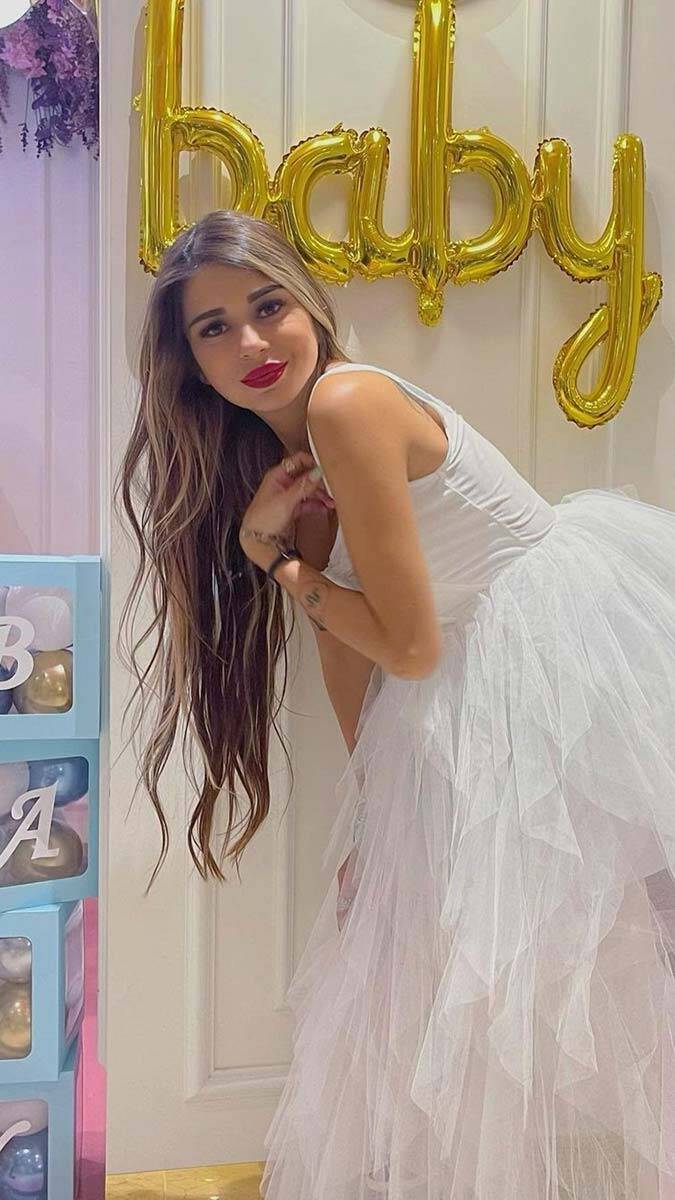 Ezgizem'den baby shower partisi. Ünlü fenomen Ezgizem yakında dünyaya gelecek erkek çocuğu için bir baby shower partisi düzenledi.