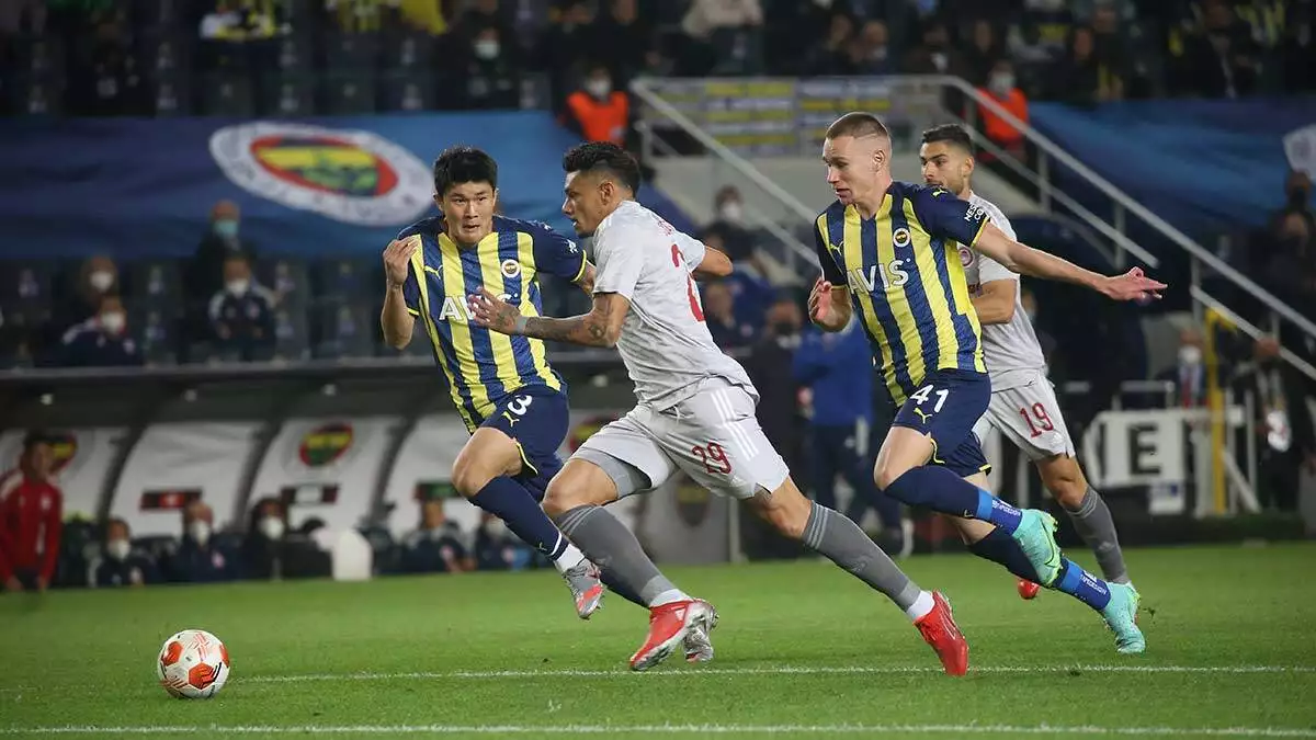 Uefa avrupa ligi d gurubunun ikinci haftasında, fenerbahçe olympiakos'a 3-0 mağlup oldu. Sarı lacivertliler guruptan çıkma iddiasını zora soktu.