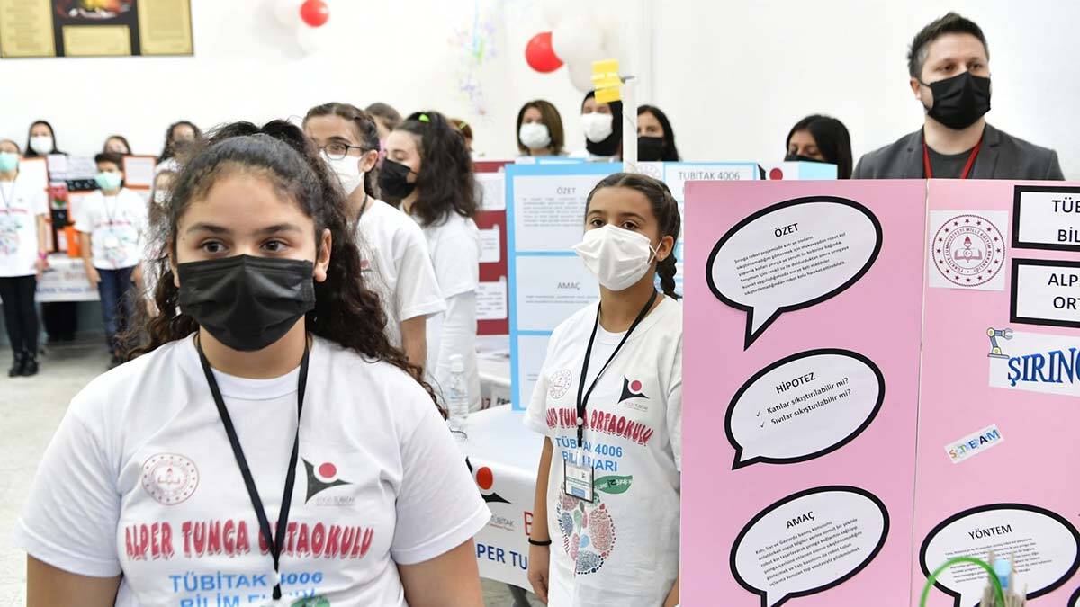 TÜBİTAK 4006 Bilim Şenliği'nde projeler sergilendi