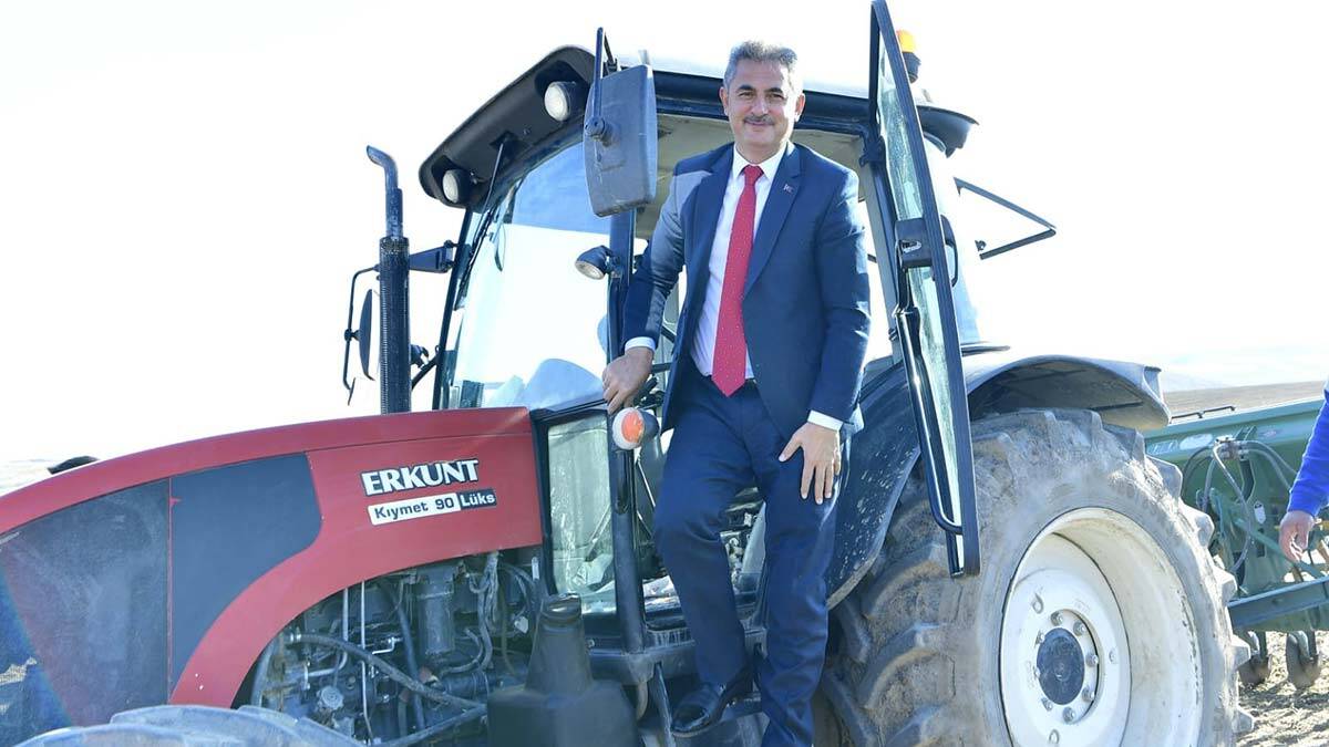 Mamak Belediye Başkanı Murat Köse, Ortaköy'de Vehbi Dinçerler İlkokulu 4.sınıf öğrencileriyle ata yadigarı buğday tohumu ekti.