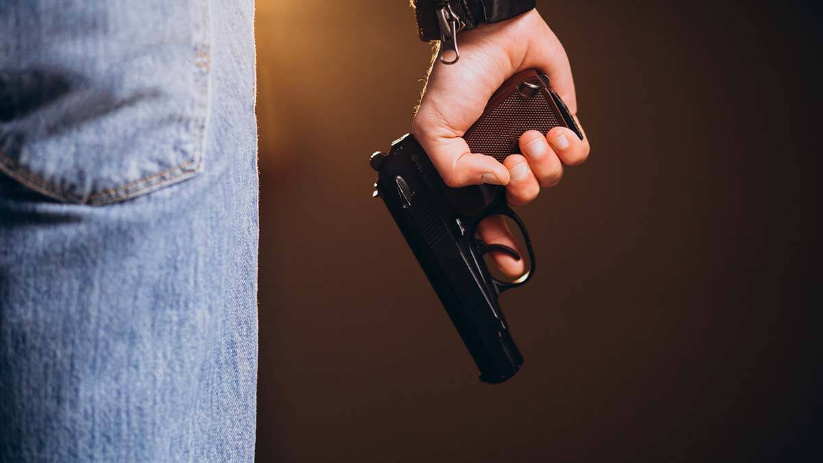 Mesleğinde silah kullanan polis, asker, güvenlik görevlisi kişilerin bu silahı taşırken taşıdığı sorumluluğun ne kadarını taşıyabiliyor. Silah taşıyan meslekler mutlu kişiler mi?