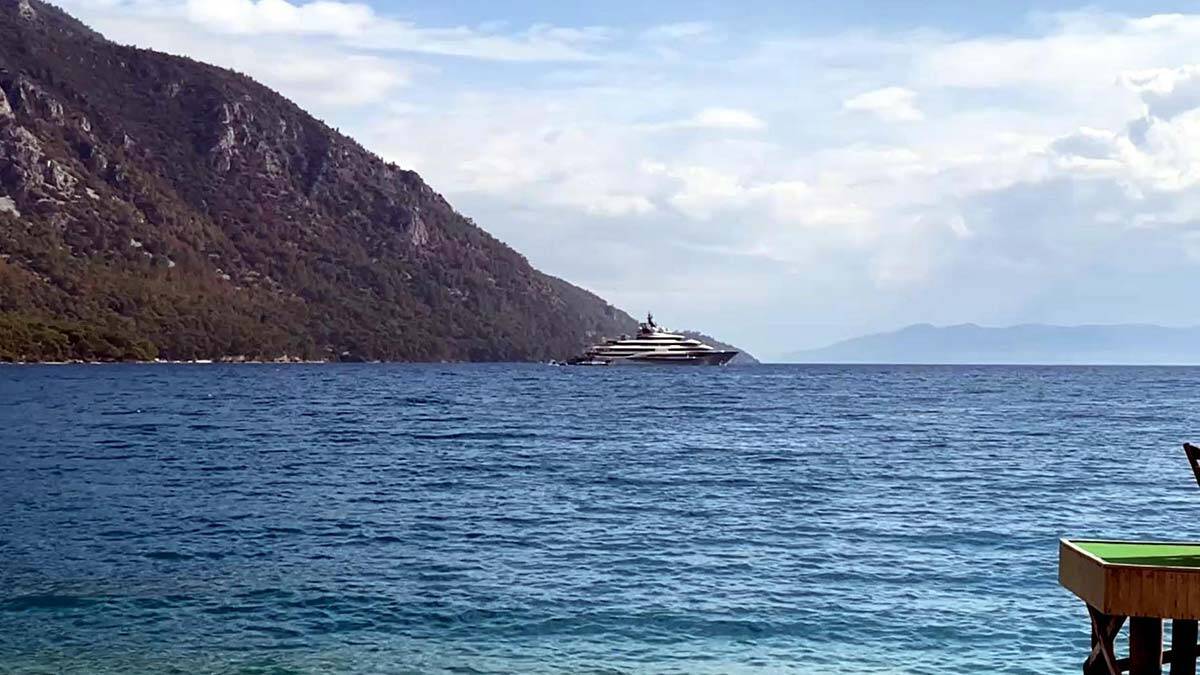 Jeff Bezos'un yatı Akbük'e demir attı