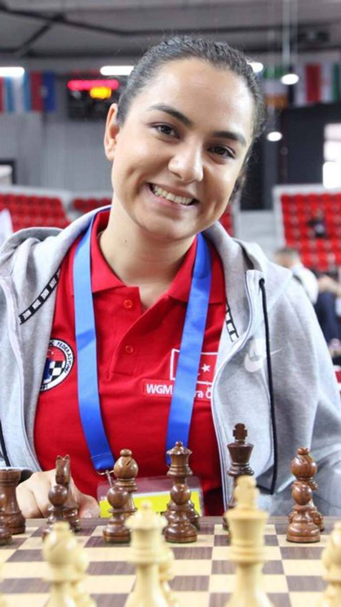 KÜBRA ÖZTÜRK bir Satranç dâhisi. Bir öğretmen. Bir baş kadın usta. Amacı uluslararası baş kadın usta unvanını almak. Mamak'ta bir okul açmak istiyor. Öğrencilerden para almak istemiyor kız çocuklarının satrançla uğraşmasını istiyor. Bebek bekliyor bu günlerde, sağlıkla doğsun inşallah. Gördüğüm en güzel dahi iyi ki var.....