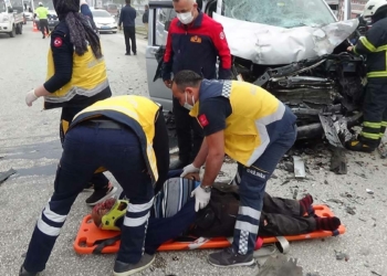 Yolcu taşıyan minibüse arkadan çarptı: 1 ölü